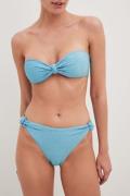 NA-KD Swimwear Gnistrande bikinitrosor med knutdetalj - Blue