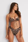 NA-KD Swimwear Bikinitrosa med dubbel dragsko - Leopard