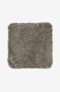 Skinnwille - Fårskinnsdyna kantig Curly - Grå - Sittkuddar & stolsdyno...