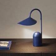 ferm LIVING LED-bordslampa Arum, blå, dimbar, IP44