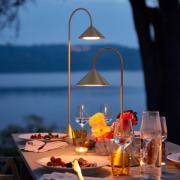 FRANDSEN LED-golvlampa Grasp, mässingsfärgad, höjd 72 cm