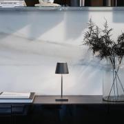 Zafferano Poldina mini batteridriven bordslampa IP65 grå