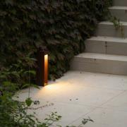 FARO BARCELONA LED-sockellampa Cerler, brun, 35 cm, metall, IP65, CCT