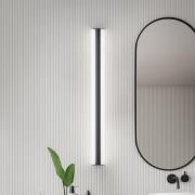 Helestra LED-spegellampa LOOM, längd 90 cm, svart, IP44
