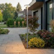 Lucande LED-utomhuslampa Akito, grå, höjd 260 cm, IP54