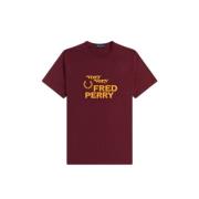 Fred Perry Tryckt T-shirt i Aubergine Red, Herr