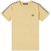 Fred Perry Ringer T-shirt inspirerad av 90-talet med Laurel Crown Tape...