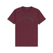 Fred Perry Arch Branded T-Shirt i Burgundy Red, Herr