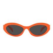 Prada Solglasögon med oregelbunden form, orange båge och mörkgråa lins...
