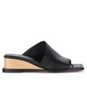 Eqüitare Svart läder Marjan sandal med asymmetrisk rem Black, Dam