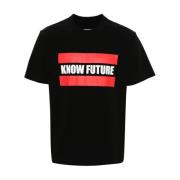 Sacai Svart Know Future T-shirt med Framsidetryck Black, Herr