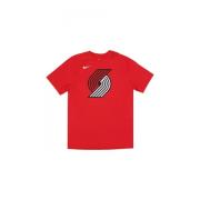 Nike NBA Essential Logo1 Tee University Red Red, Herr