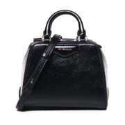 Givenchy Glänsande Läderhandväska med Guldfärgade Detaljer Black, Dam