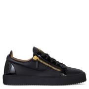 Giuseppe Zanotti Svarta låga sneakers i läder med dragkedja i sidan Bl...