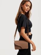 ATP ATELIER - Handväskor - Hazelnut - Assisi Leather Shoulder Bag - Vä...