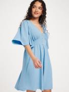Only - Korta klänningar - Alaskan Blue - Onldakota Elbow V-Neck Dress ...
