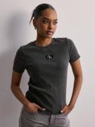 Calvin Klein Jeans - T-shirts - Washed Black - Label Washed Rib Slim T...