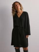 JdY - Korta klänningar - Black - Jdydivya 7/8 V-Neck Belt Dress Wvn - ...