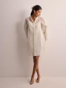 Neo Noir - Korta klänningar - Ivory - Abby Embroidery Dress - Klänning...