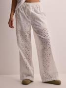 Pieces - Vida byxor - Bright White - Pcwendy Mw Broderie Angalise Pant...
