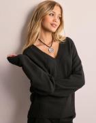 Nelly - Svart - V-neck Knit Sweater