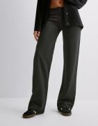 Nelly - Svart - Keep It Up Low Waist Suit Pants