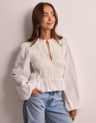 Nelly - Vit - Flirty Smock Blouse