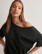 Nelly - Svart - Slouchy Shoulder Tee