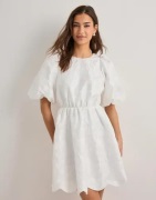 Malina - Vit - Elina scallop detail mini dress