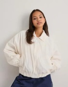 New Balance - Vit - Woven Bomber Jacket