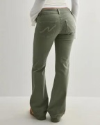 Nelly - Grön - Low Waist Bootcut Stitch Jeans