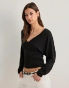 Nelly - Svart - Soft Plunge LS Top
