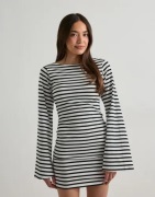 Nelly - Rutigt/Randigt - Stripe Wide Sleeve Dress