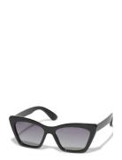 Pilgrim Dakota Angular Cat-Eye Shaped Sunglasses Black Svart